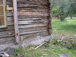 Våningshuset etter at bordkledning fra 1911 er fjernet.