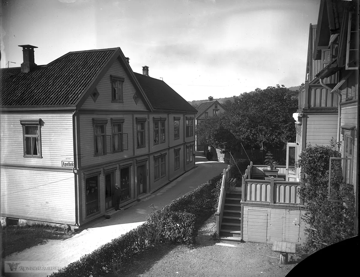 Apoteker Pettersen sitt hus nr 136. .Hus nr 149 til høyre.
