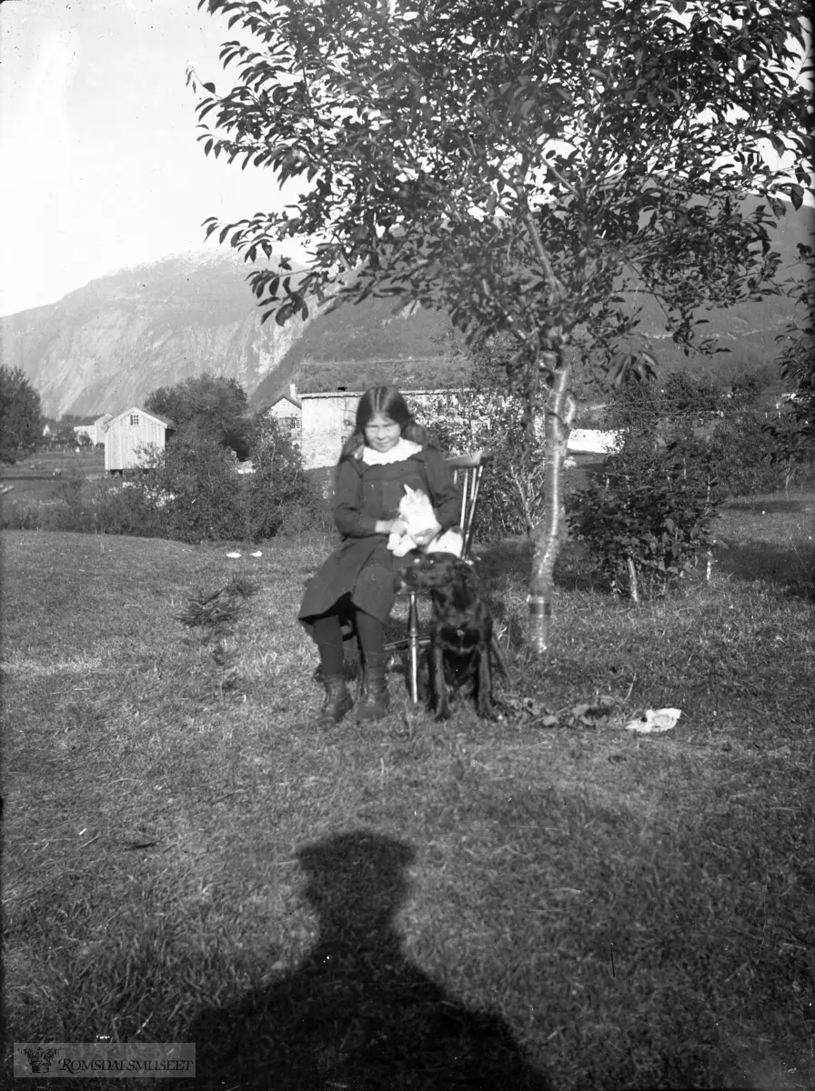 Helga Frisvoll g. Oppigård f. 1905..Frisvoll gnr 73 bnr 6 og 9. .I Bakgrunnen Frisvoll gnr 73 bnr 5.