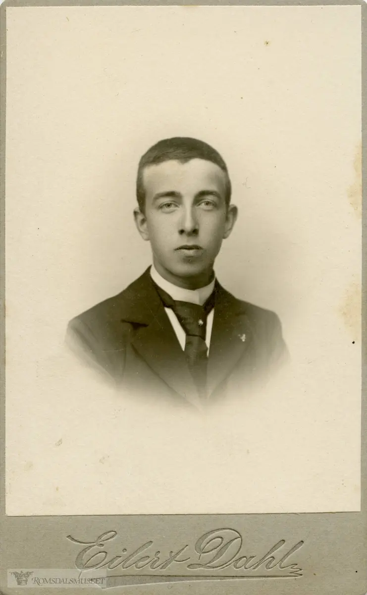 Bankassistent ved Molde sparebank i 1910, Anders Tollaas .