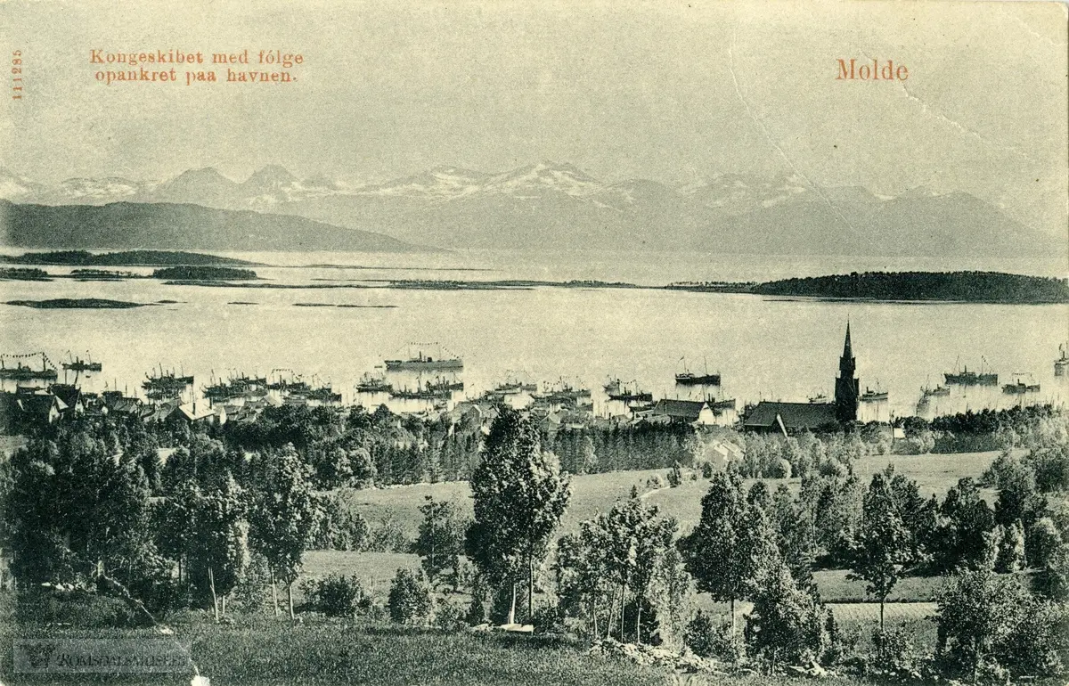Molde by sett fra nord., Fra Kroningsreisen i 1906.."Kongeskibet med følge opankret paa havnen"