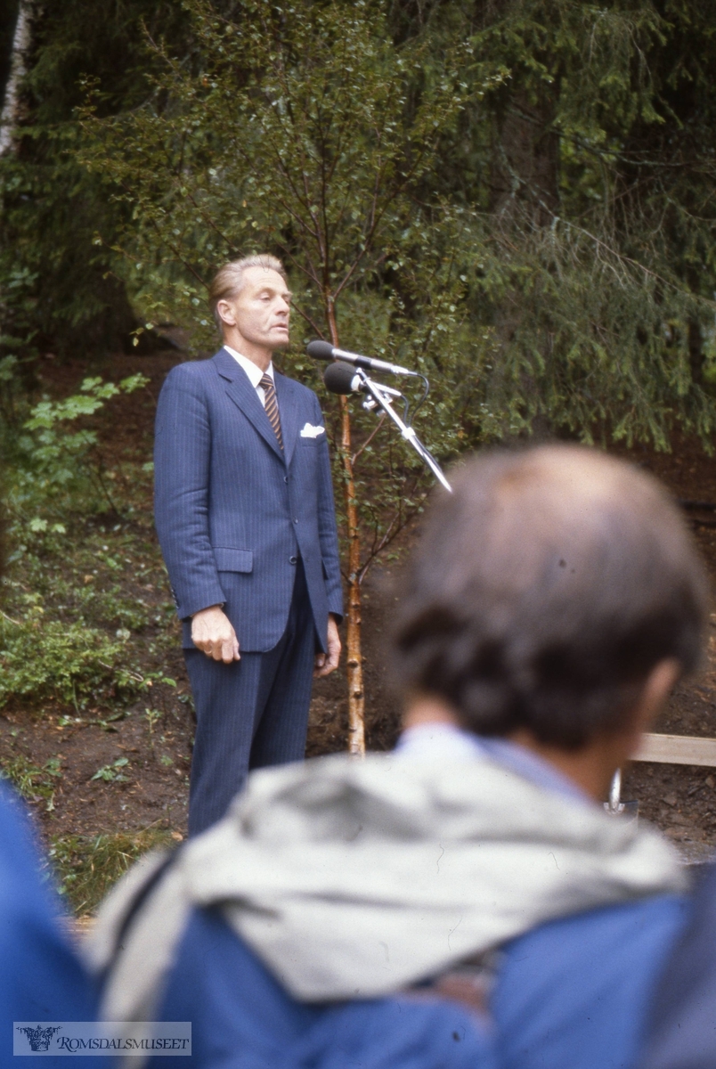Kong Olav den 5de. planter ny kongebjørk 12.08.1982.