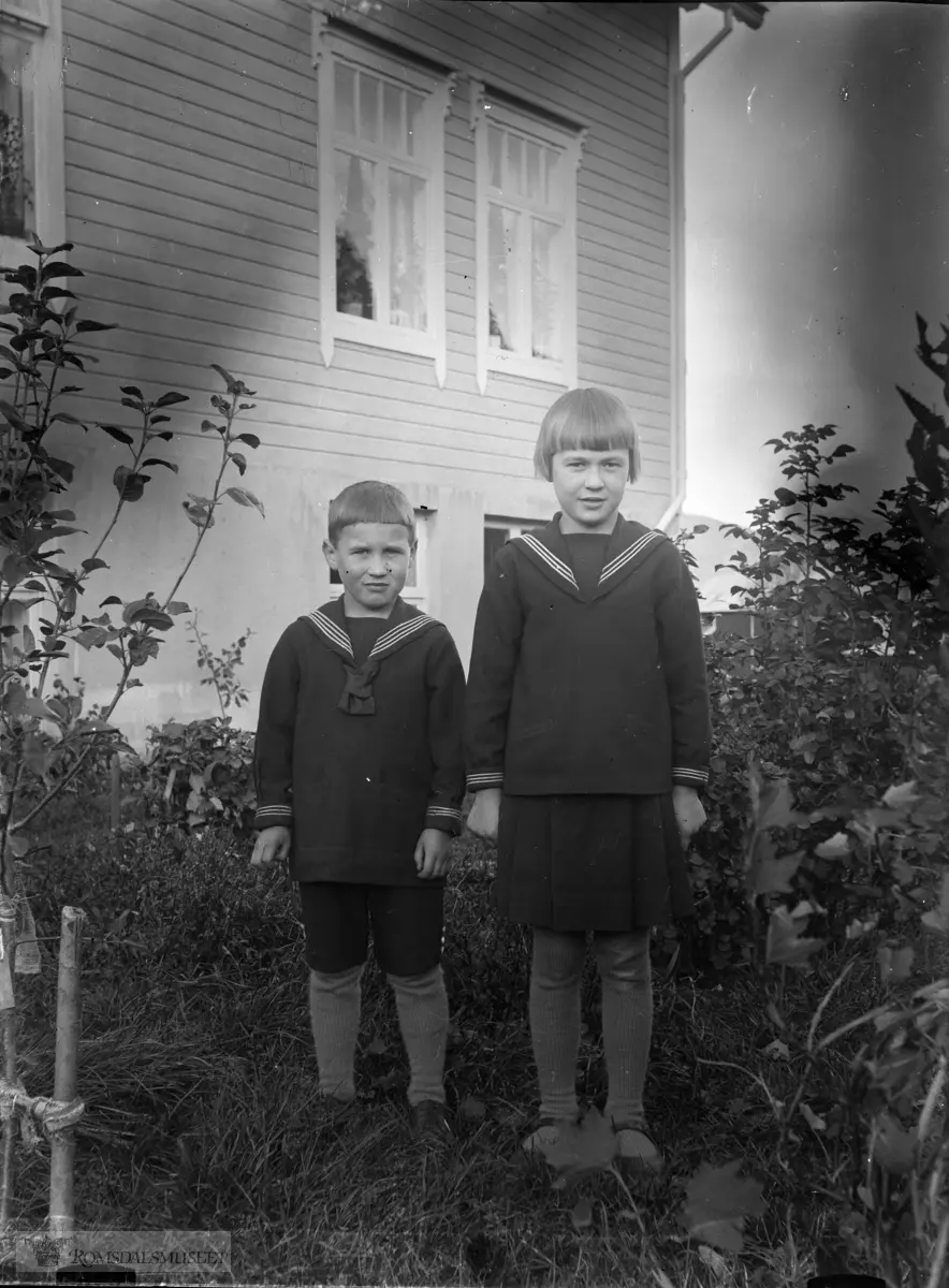 Barna til Emil Samset foran "Soltun".."bilde 5" .(eske 6)