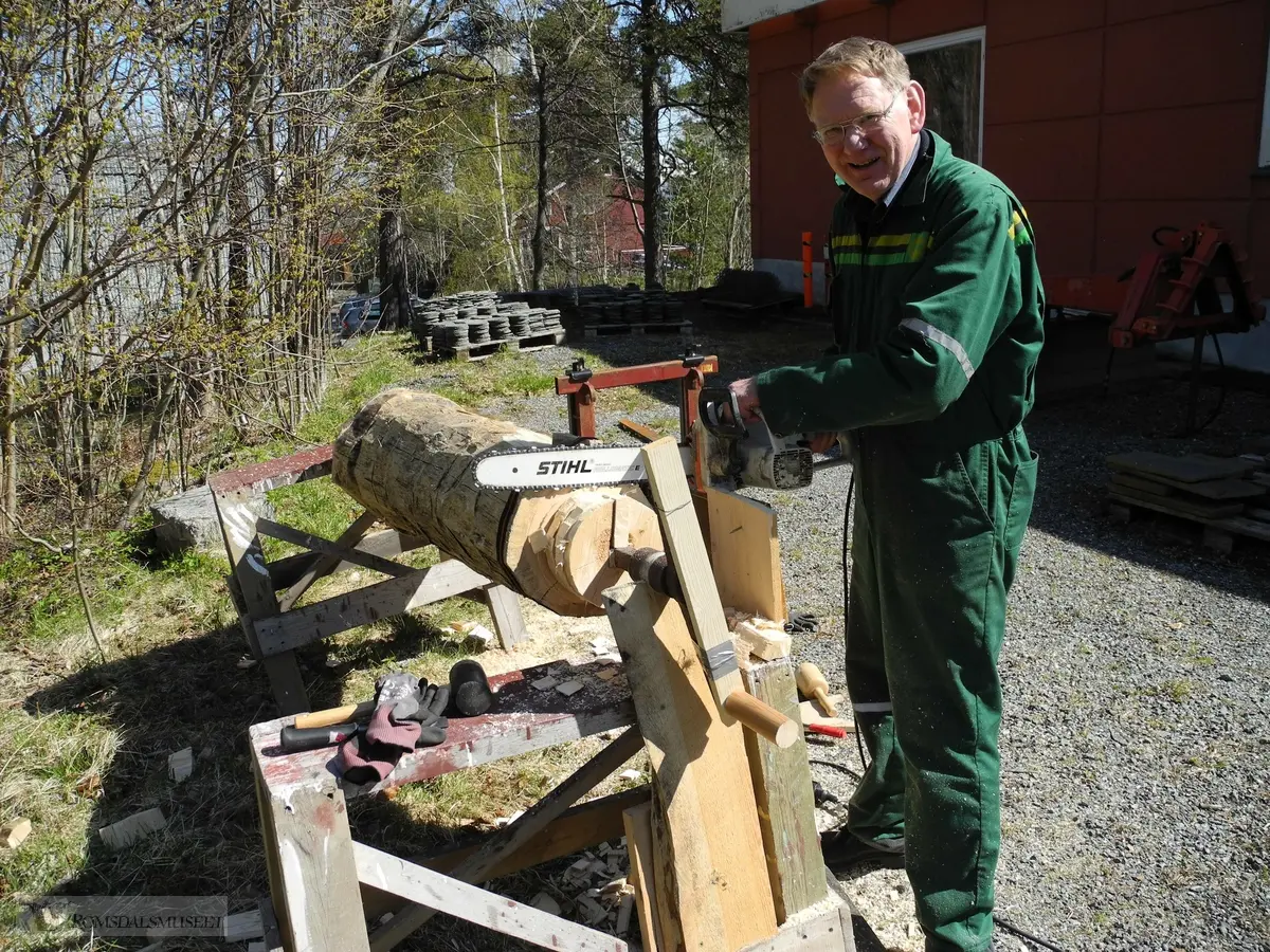 Bjørn Austigard lager kvennkall til kverna på Nesset prestegard.
