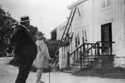 Bjørnstjerne Bjørnson foran madam Abelseths hus i Molde.