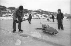 Isfiske på Fannefjorden.