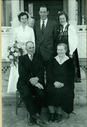 Bryllaupet til Anna Haugeplass og Reinhart Slåtten.
Framme 