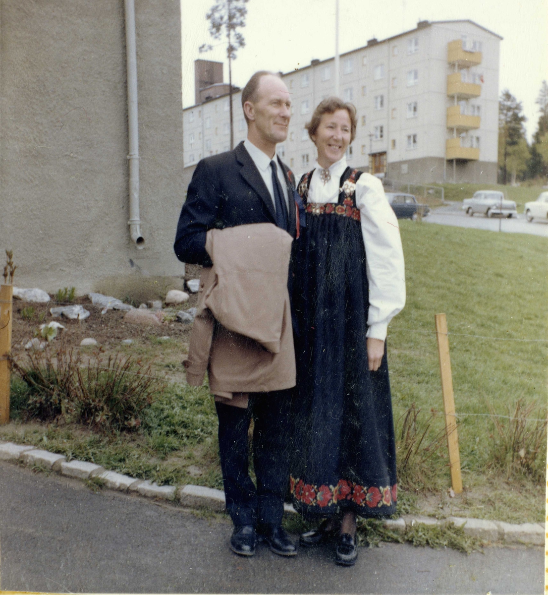 Portrett,kjole jakke og bukse.
Evy Gerd Johansen og Svein Strand Perigarden.