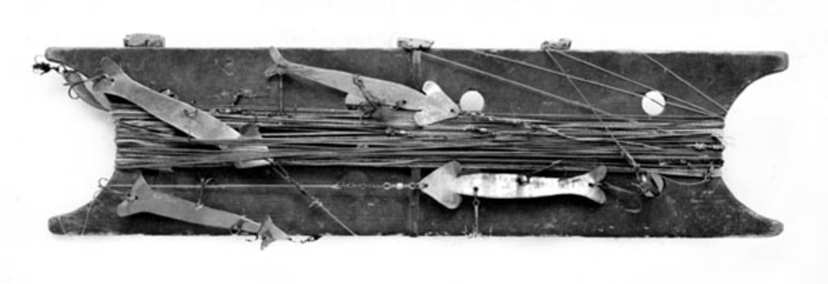 Giverens bestefar, Bernt Nilsen (-1924), kjøpte en gammel båt i 1901 og fikk da med en del gammelt fiskeutstyr. Giverens far, Nils Nilsen (1893-1974) brukte oteren slik den er nå. Oterfjøla er brukt i Mjøsa, mest på gjedde og abbor. En kunne få opptil 30 gjedder på en kveld. Dobbel fjøl er godt egnet til bruk i elv, da den ikke så lett blir kastet over. Det innerste, grå snøret er meget gammelt. De blanke slukene er laget av gamle Bernt Nilsen. 
4 store og 2 mindre sluker. 
