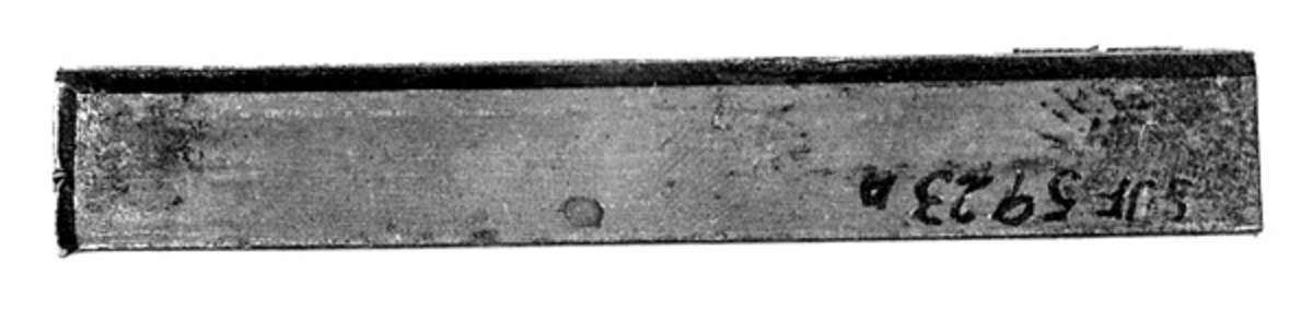 Gjenstandene er biter av ferdig laminert stang. Det er kjerne avstål med jern på begge sider. Når det skulle smis knivblad, ble det kappet av et passe langt stykke, som så ble brutt i to på langs. En fikk da råemne til to blad (se også SJF 5922) Smeden Thorvald Flækøi, Lillehammer (1896-1964) smidde mange av sine knivblad av slike stenger. 