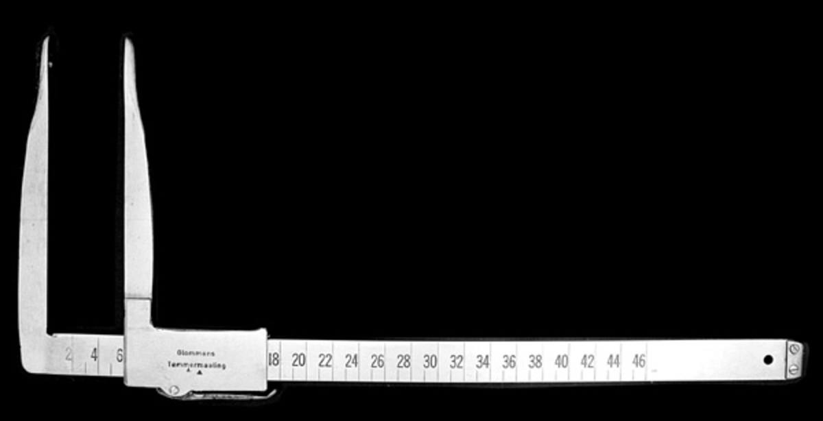 Skyveklave for diametermåling og volumberegning av tømmer, altså en såkalt «kubikklave». Redskapet er lagd av stål. Klaven har en 60,6 centimeter lang, rett linjal med rektangulært tverrsnitt (3,2 X 0,3 centimeter). I den ene enden er det en rettvinklet 22,9 centimeter lang klavearm (målt langs innersida, 26,0 centimeter utvendig) som smalner noe mot ytterenden. Klaven har også en bevegelig arm med samme lengde og samme vinkling i forhold til linjalaksen. Denne armen er festet til en 11 centimeter lang fal, ei stålhylse, som omslutter klavelinjalen og tjente som handtak når den bevegelige klavearmen skulle posisjoneres under målingsarbeidet. Den ytre tverrenden av denne hylsa er utstyrt med en fjærbelastet stålhendel. Ved å trykke denne hendelen ned låses den bevegelige armen. Denne komponenten hindres fra å løsne ved hjelp av et påskrudd messingbeslag i ytterenden av klavelinjalen. Begge klavelinjalens flatsider har tallskalaer med hele og halve centimetere opptil 46. Alle diameterdata avleses ved den bevegelige klavearmens innerkant. Navnet «Glommen Tømmermaaling» er gravert inn på den ene sida av handtakshylsa.