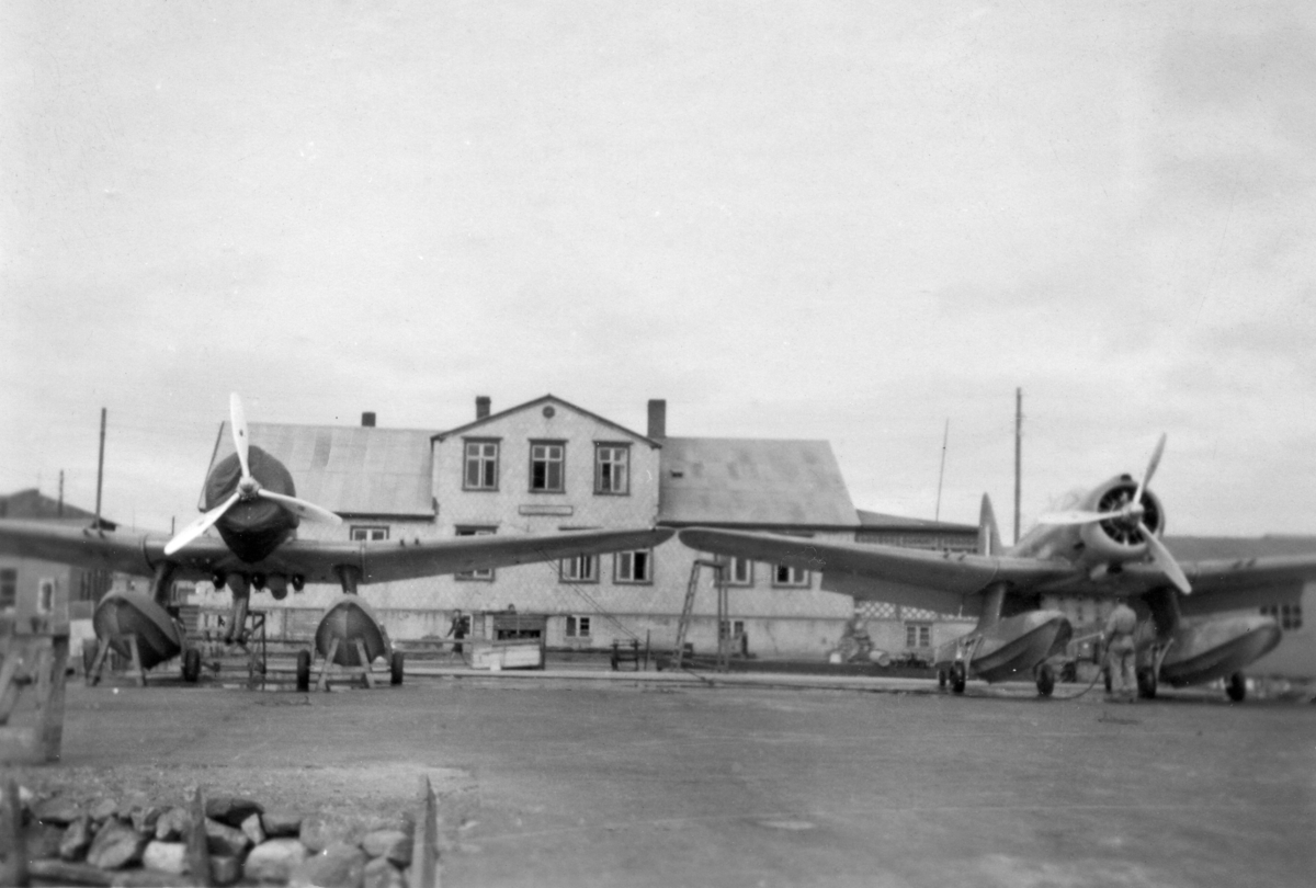Fra 330 skvadronens avdeling på Akerreyry, Island. I forgrunnen to Northrop fly.