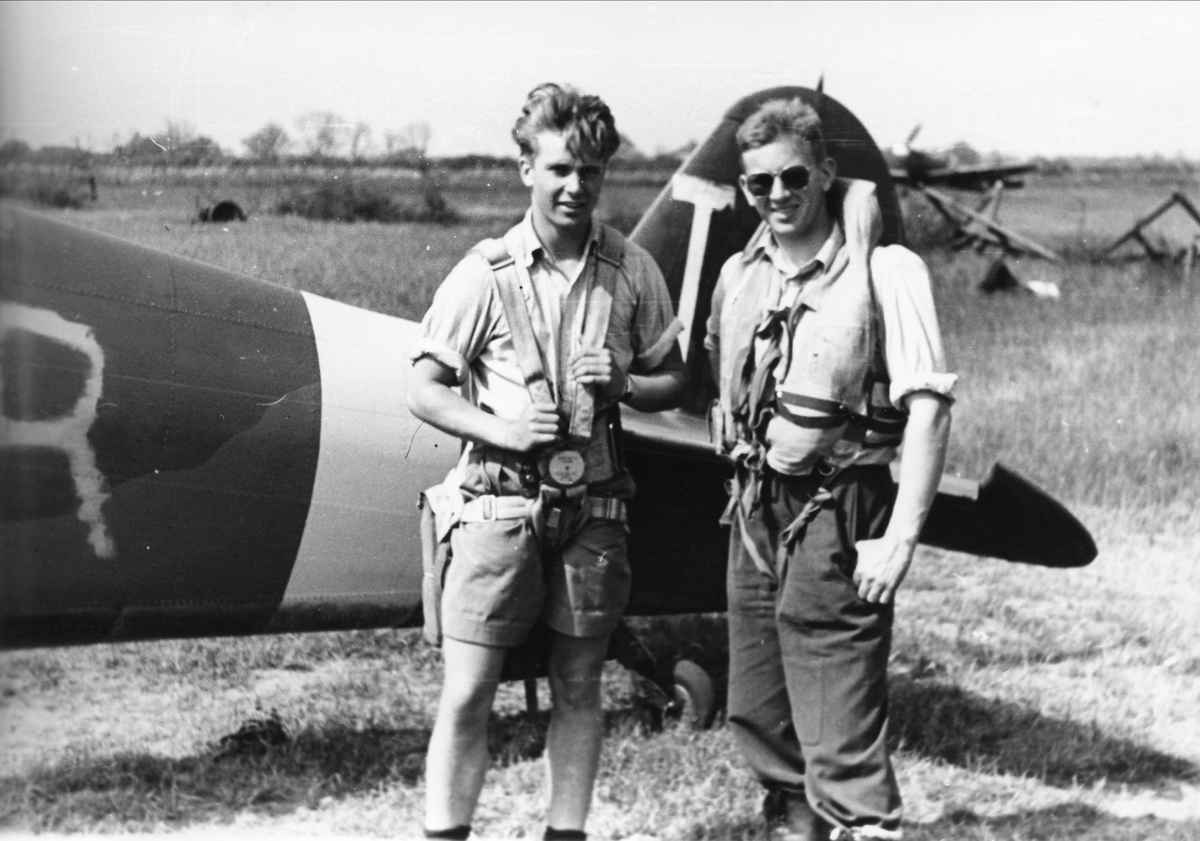 Pilotene Marius Eriksen (t.v.) og Jan Løfsgaard, 332 skvadronen. Bildet er trolig fra North Weald.