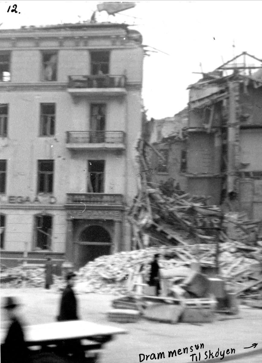 Nyttårsaften 1944 ble Victoria Terrasse i Oslo bombet av allierte fly. Dette var tilholdsstedet for Sipo i Norge, men var mest kjent som Gestapos hovedkvarter. Hovedkvarteret fikk bare mindre skader i angrepet, men mange hus i nærheten ble påført store ødeleggelser, og mange sivile ble drept. Spesielt hardt gikk det ut over en trikk på Drammensveien, som ble truffet av en 1000 punds bombe. Bomben eksploderte mindre enn en meter over Oslo Sporveiers vogn nr. 115 på rute 2, Majorstua-Gamlebyen, og alle ombord, bortsett fra konduktøren og tre passasjerer, omkom. Piloten på det ene bombeflyet, Flight Lieutenant Wilfred Yeadell fra RAFs 627 skvadron, fikk senere høre om trikkens skjebne. Tanken på at det høyst sannsynlig var en av hans bomber som førte til katastrofen, forfulgte ham resten av livet. Til sammen døde 79 nordmenn og 27 tyskere i angrepet.

Drammensveien 2 (bildet) fikk store skader i angrepet.
