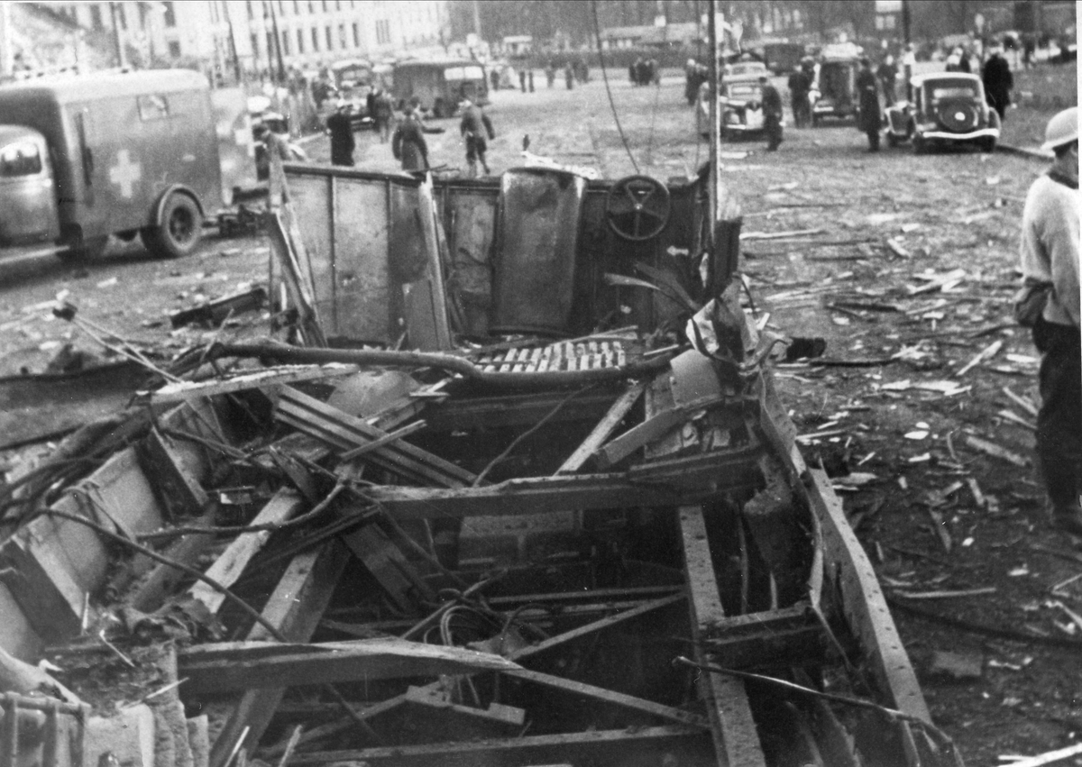 Nyttårsaften 1944 ble Victoria Terrasse i Oslo bombet av allierte fly. Dette var tilholdsstedet for Sipo i Norge, men var mest kjent som Gestapos hovedkvarter. Hovedkvarteret fikk bare mindre skader i angrepet, men mange hus i nærheten ble påført store ødeleggelser, og mange sivile ble drept. Spesielt hardt gikk det ut over en trikk på Drammensveien, som ble truffet av en 1000 punds bombe. Bomben eksploderte mindre enn en meter over Oslo Sporveiers vogn nr. 115 på rute 2, Majorstua-Gamlebyen, og alle ombord, bortsett fra konduktøren og tre passasjerer, omkom. Piloten på det ene bombeflyet, Flight Lieutenant Wilfred Yeadell fra RAFs 627 skvadron, fikk senere høre om trikkens skjebne. Tanken på at det høyst sannsynlig var en av hans bomber som førte til katastrofen, forfulgte ham resten av livet. Til sammen døde 79 nordmenn og 27 tyskere i angrepet.

Bildet viser vraket av trikk nr. 115 på Drammensveien.