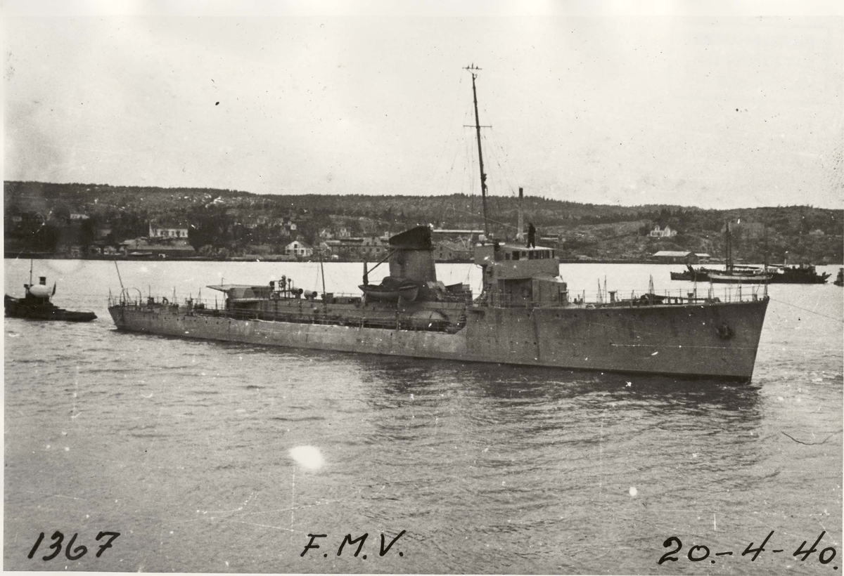 Motiv: Jageren Tor - styrbord side - etter at den er tatt opp etter senkingen den 9 april 1940.
