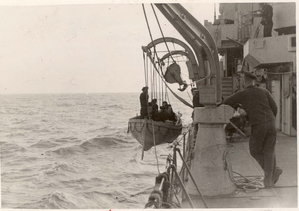 Detaljer fra livet om bord i jageren "Eskdale", livbåt låres