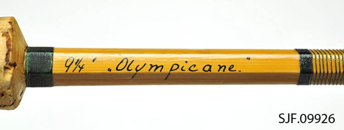 Tredelt fluestang med to topper og blått futteral. Korkhandtak med enkel hurtiglås for snelle. Holker av messing, nedre holk- feste på mellomstykket har løsnet, ringer av stål. Surringer ved holker og seks snøreføringsringer med grønn nylontråd. Denne stanga var godt egnet for nybegynnere. Innvendig, på futteralets klaff, finnes et påsydd, tekstet merke (TOR+prod. ). 

Snella som ble brukt på denne stanga er tidligere overlatt til Norsk Skogbruksmuseum.  Den er registrert under nummeret SJF. 07647

Dette fluefiskesettet var muligens det som ble kalt "Olympicane", jfr. rubrikken "Andre opplysninger"