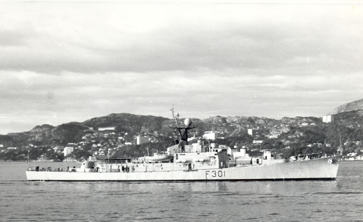 Oslo-kl.fregatt KNM "Bergen" oppstilling etter fortøyningsrullen ved første gangs besøk i hjembyen, 22.09.1967.