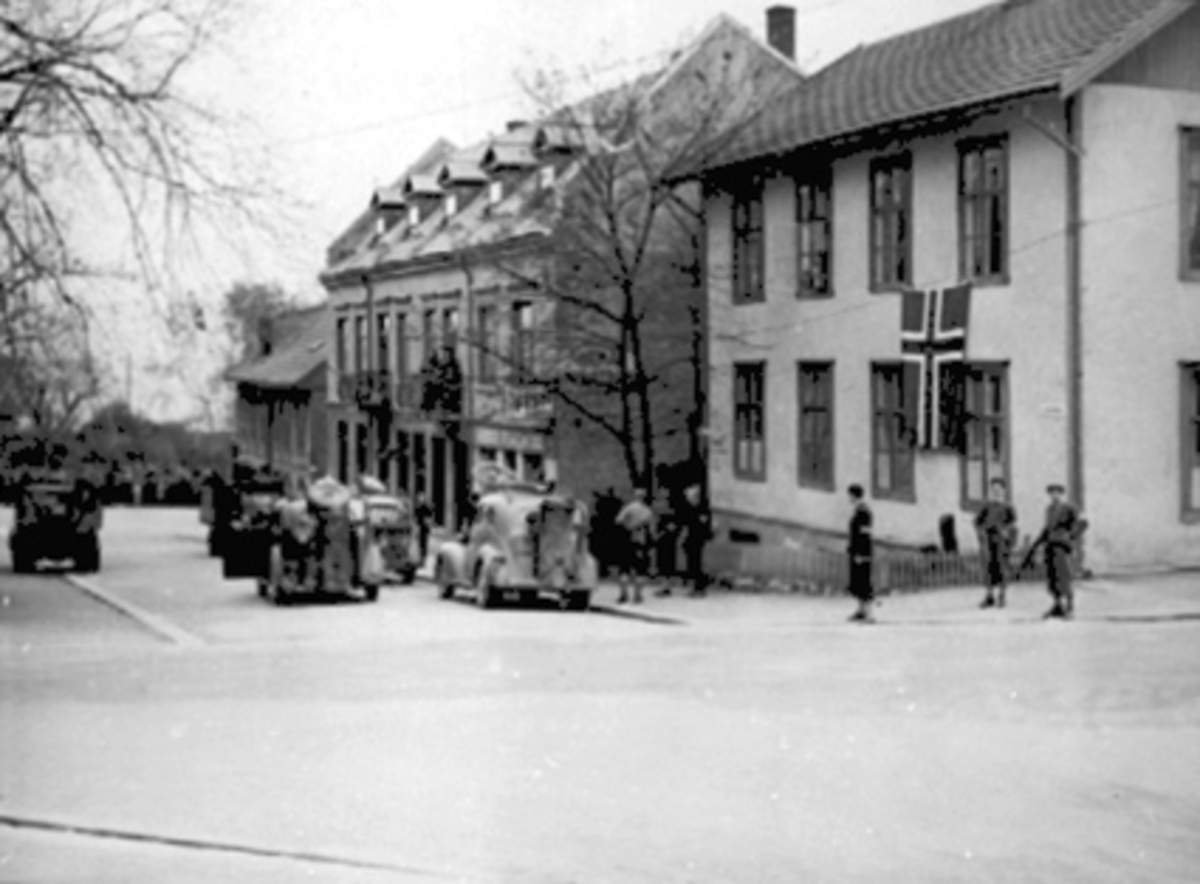 Hamar, Torggata, Lierbakken, arrestasjon av nazister kjøres til Hamar politikammer, biler med knott, vakter med gevær, frigjøringsdagene i mai 1945, 
