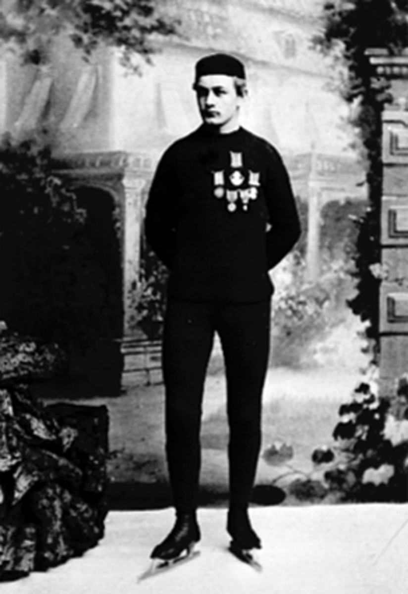 Christiania Skøiteklub, skøyteløper Oscar Fedriksen, helfigur i studio med medaljer, hadde verdensrekod på 500 m og 10 000 meter i 1890-åra, deltok i VM på skøyter Hamar i 1895,

