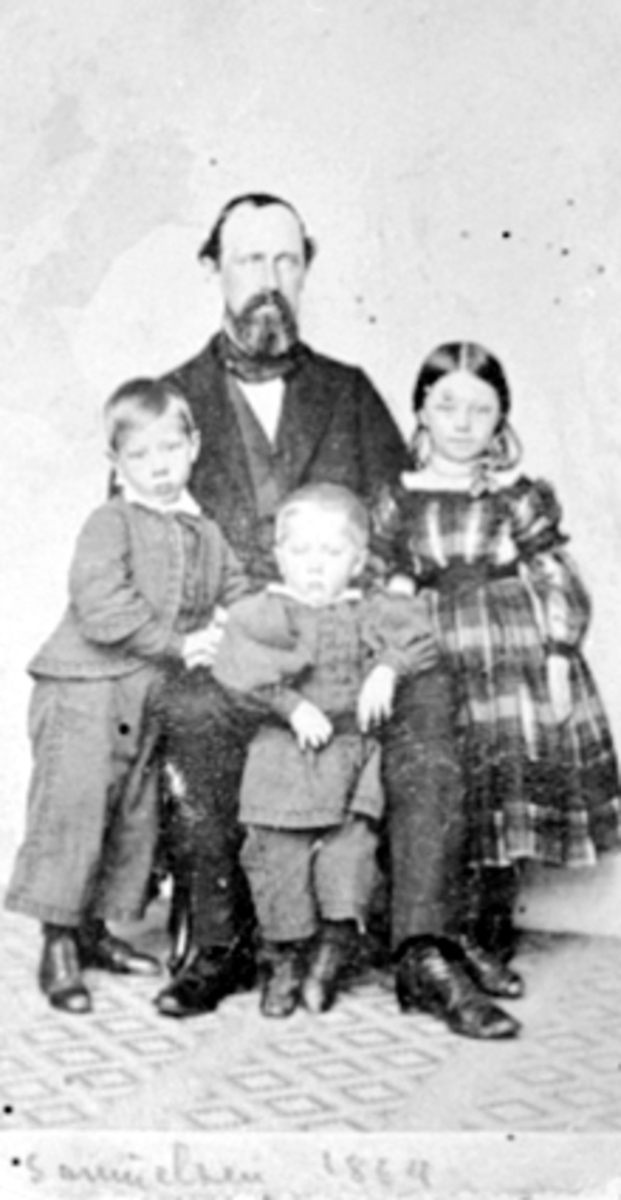Familegruppe, Bokhandler og ordfører i Hamar, Hans Arveschoug Samuelsen, med sine 3 barn: Christiane Jacobine Sophie Samuelsen (f. 1857), Harald Samuelsen(1859-1929), og Albert Fredrik (f. 1861). Bokhandler Samuelsen var født på Kongsberg og ble handelsborger i Hamar 27/12 1851.