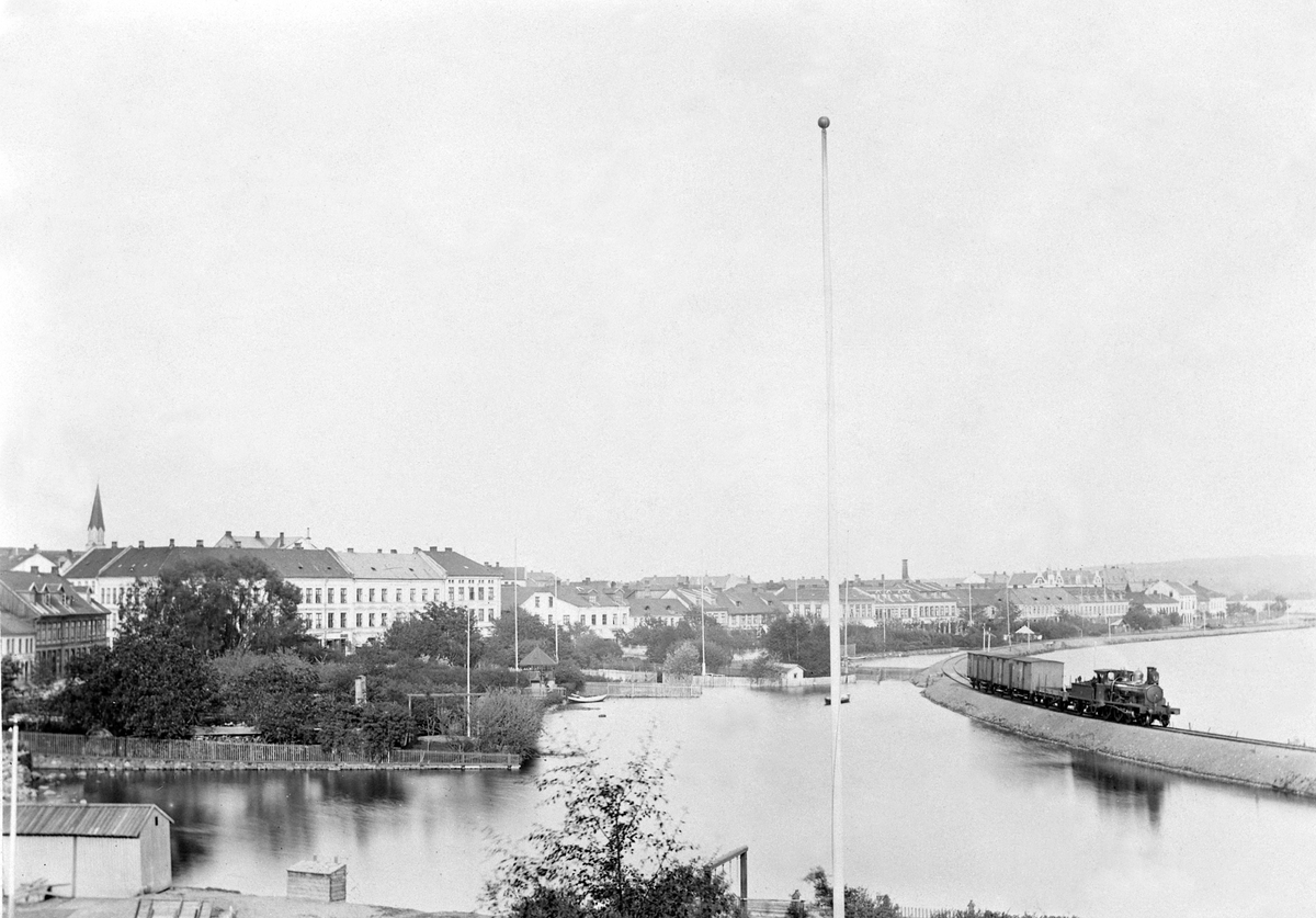 Hamar, Strandgatehagene, jernbanefylling, damplokomtiv på jernbanesporet, Mjøsflommen 1895, Flommen 1895, kanalen inn til Stortorget er oversvømt av vann,