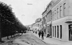 Postkort, Hamar, forretninger i Strandgata 13, i krysset med