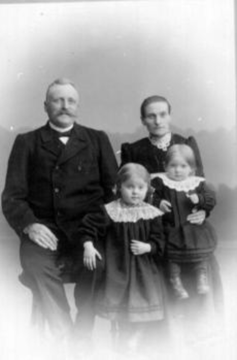 Even Larsen Presterud (1869-1939) og Eline Jensdatter Mælum (1869-1957) med 2 jenter. Helgøya.