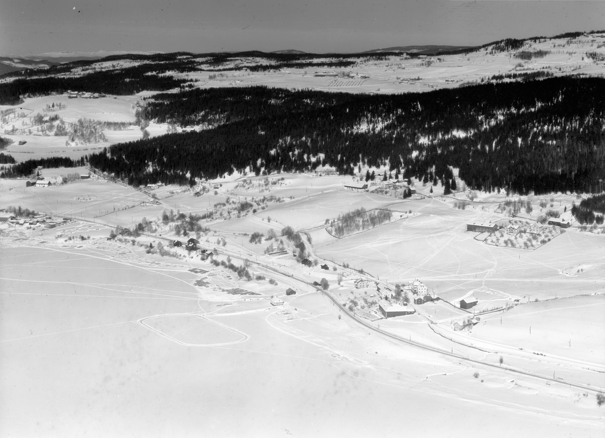 Flyfot av Brøttum, Ringsaker. Oversikt fra stor høyde, området ved Brøttum stasjon. Vinter.