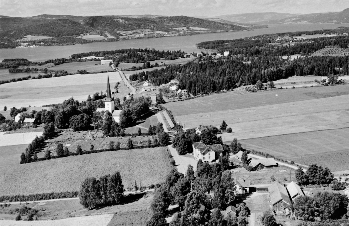 Flyfoto av Ringsaker kirke med omegn. Mjøsa, Biri.