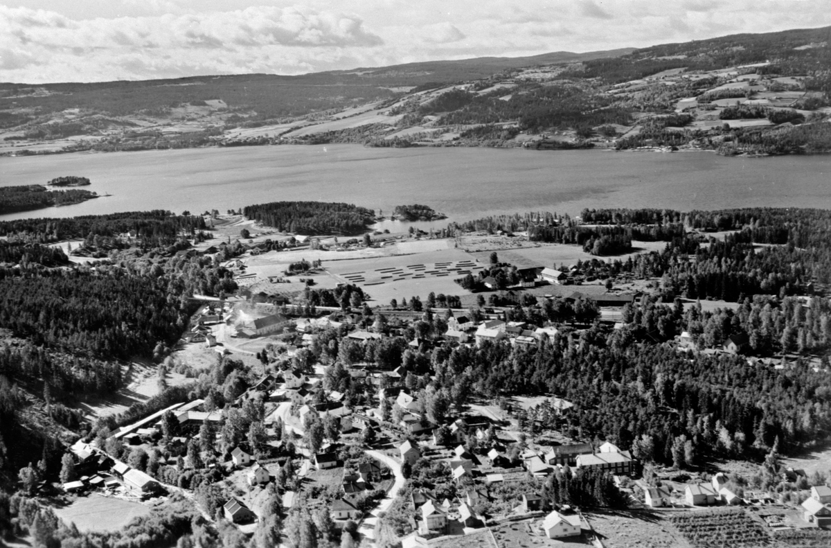 Flyfoto av Moelv, mot Mjøsa og Redalen. - Anno Domkirkeodden ...