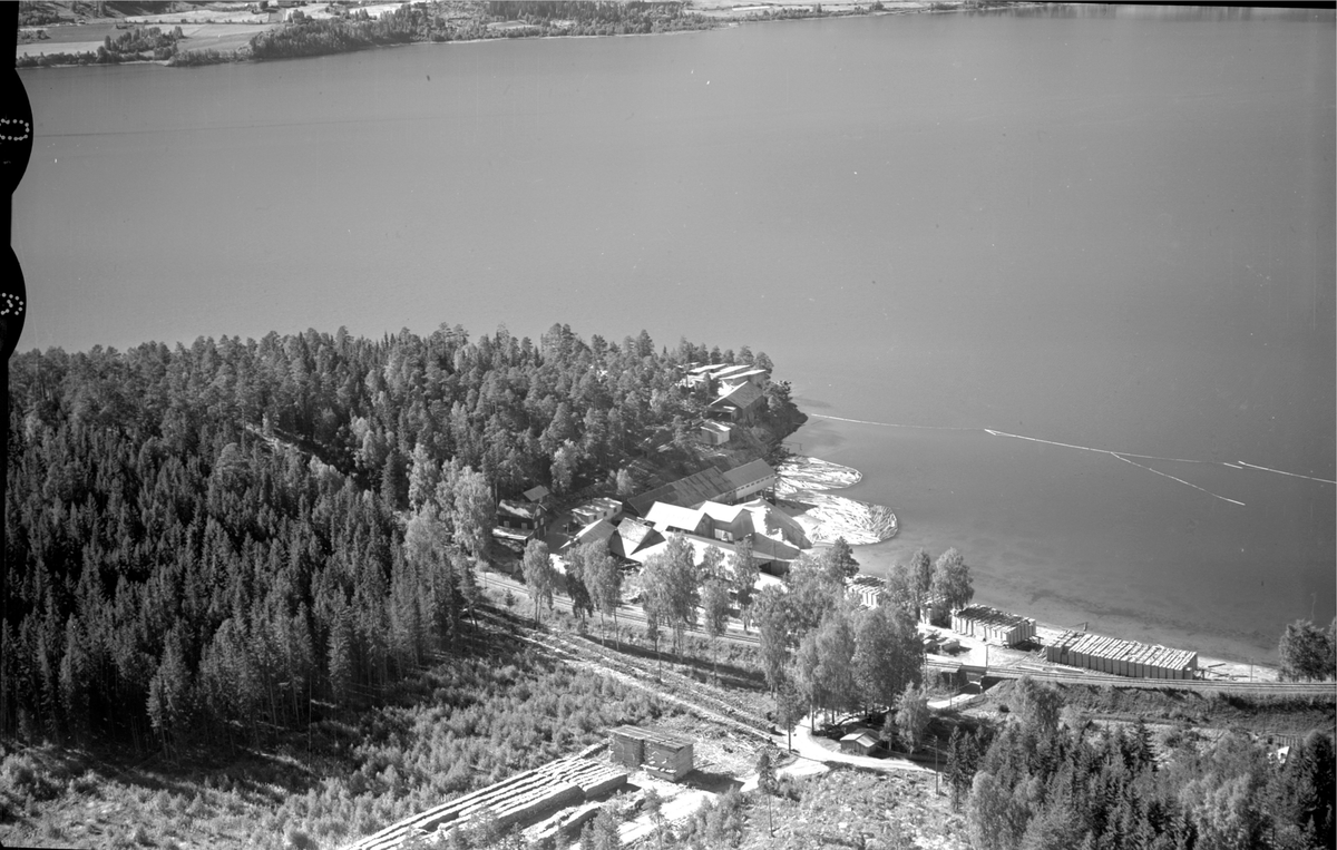 Flyfoto av Berg-Kvitsandvika sag, Bergseng, Ringsaker.
