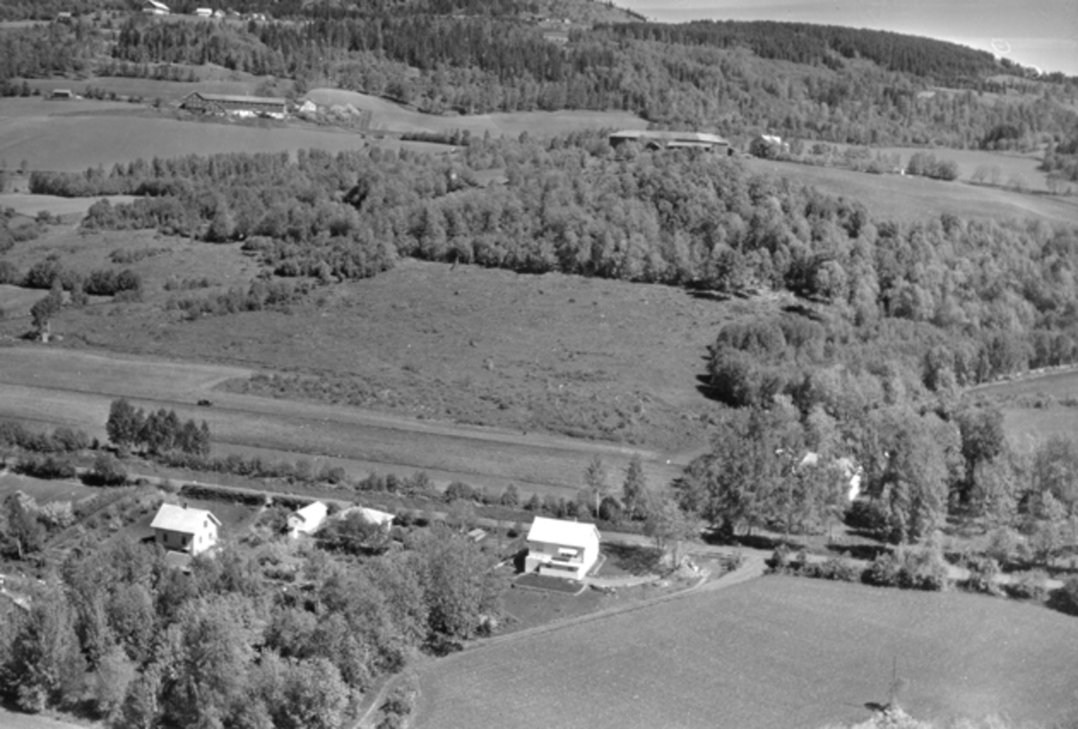 Flyfoto av Furnesvegen, Kongelhol, Mørkvedjordet, Brumunddal.