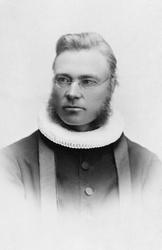 Portrett av pastor Reinert Svendsen  (1849 - 1941), prest i 