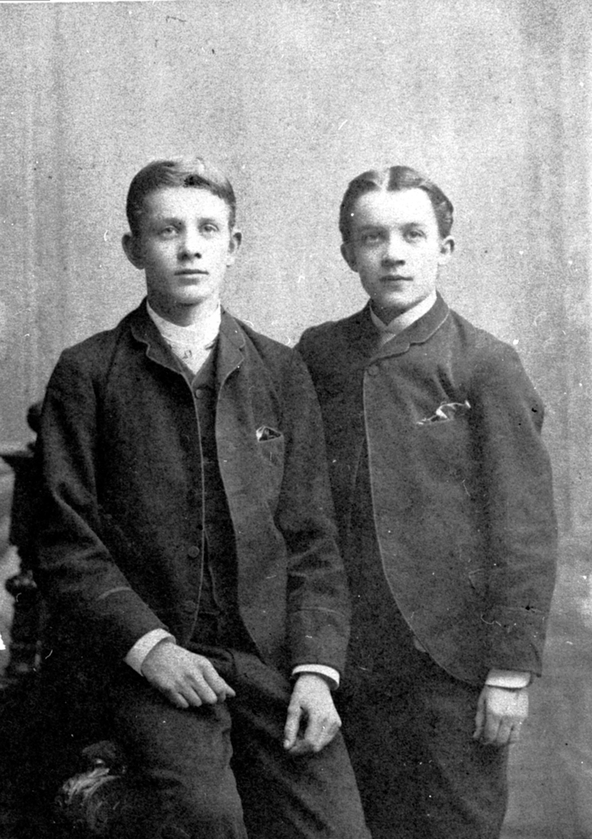 Fra venstre er Thore Christian Bjerke f.1871, Birger Bjerke f.1873, Nerkvern, Brumunddal.