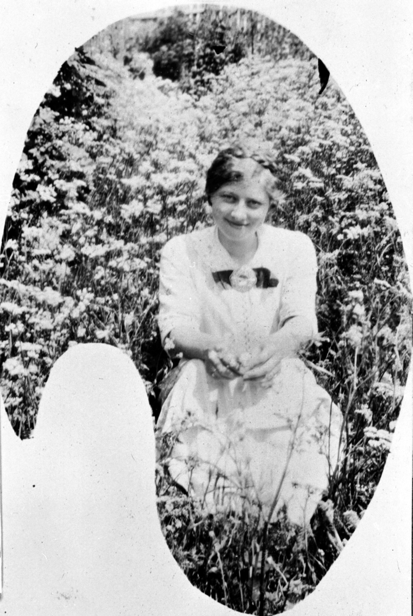 Inga Helene Simenstad f.1892 (Sorgendal, Lillehammer), Simenstad gard, Veldre, Ringsaker.