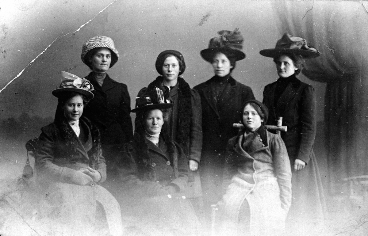 Damer med hatt. Gustine Olava Sinnerud (1881-1951) i midten. Helgøya.