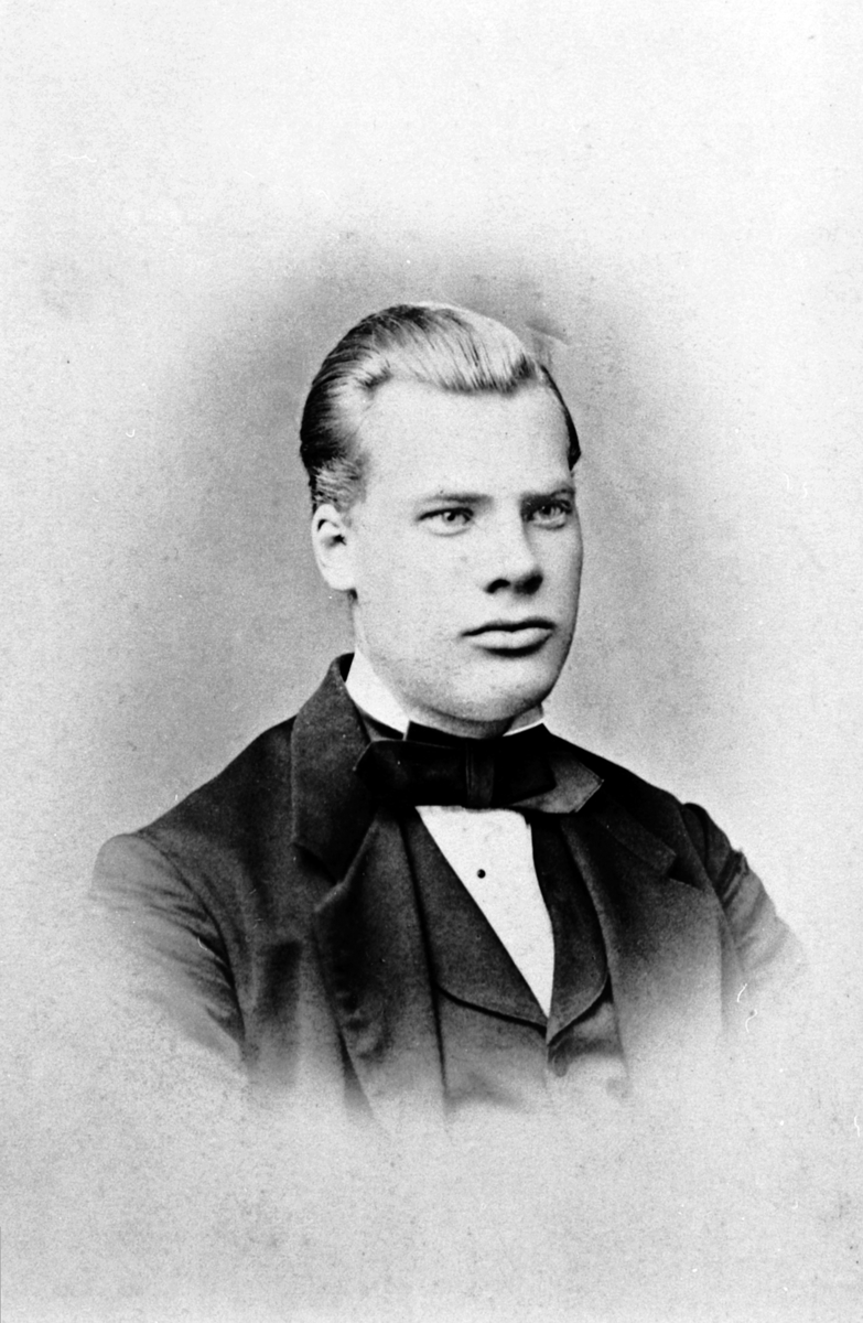 Iver Iversen Sorgendal f. 1858, Lillehammer, seminarist og gardbruker. Gift med Hilda Evensdatter Stav f. 1853.