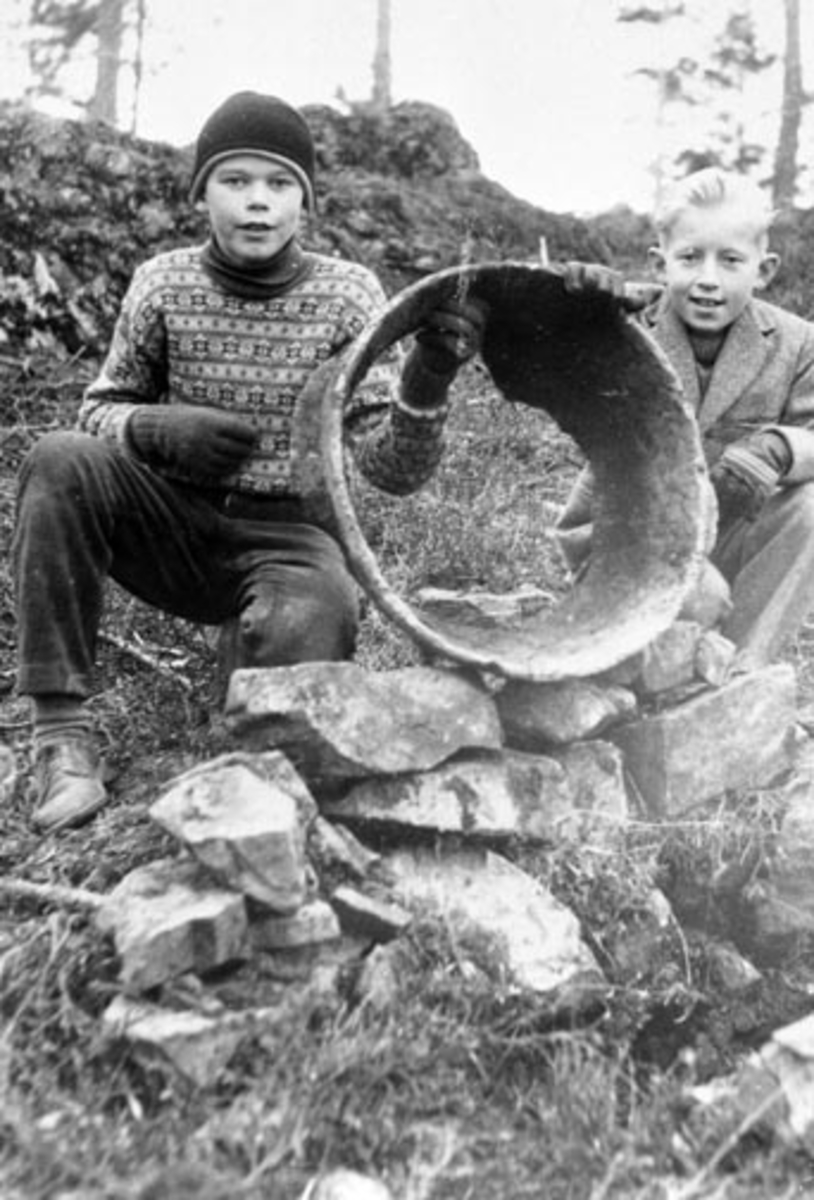 2 gutter, Håkon Bergseng og Kristian Dahle har funnet klebersteinsgryte, fortidsminne, Moelv., FORTIDSMINNE, MOELV