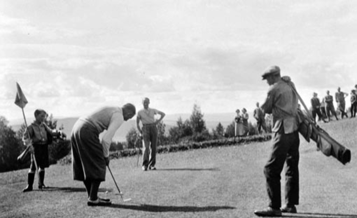 Golfspiller på golfbanen til Høsbjør turisthotell, Furnes, Ringsaker.