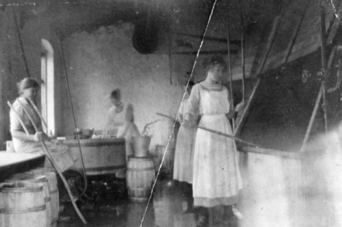 Interiør, meieri, 4 damer arbeider, trolig Gaupen meieri, Ringsaker. Bildet har tilhørt Anna Sørbo (f 1892).