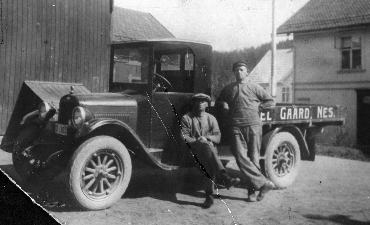 Første lastebil på Hoel gård, Nes, Hedmark, en Chevrolet D-1105. Til høyre er sjåfør Emil Søberg (1895-1972).