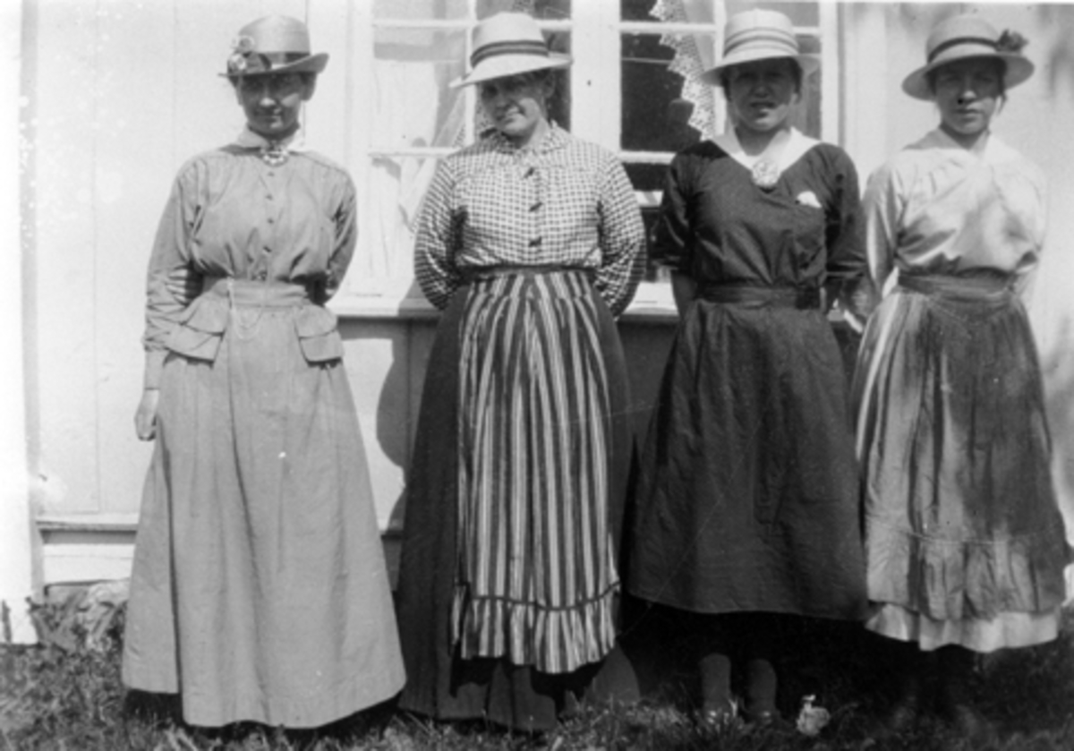 Damer med hatt på Mørkved store, Brumunddal, fra venstre er Anebjørg Lier, Dina Lier, Marie Lier og Oddlaug Jevanord. År 1920.