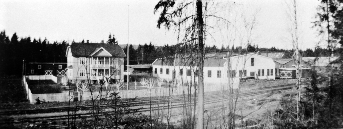 Ringsaker, Moelv, Edv. Bjørnruds Maskinfabrik, Bjørnrud bygde opp fabrikken i Moelv i 1913 med villa, støperi, fabrikkbygning, lagerbygninger,