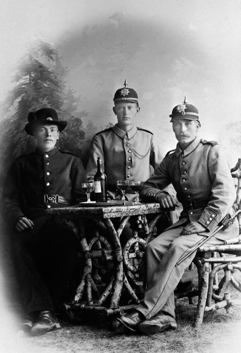 GRUPPE: 3 SOLDATER RUNDT BORD, SYVER NARMO TIL VENSTRE. FØDT: 1873. NARMO NEDRE