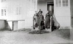 3 DAMER PÅ TRAPPA FORAN HOVEDBYGNINGEN, ÅLSTAD