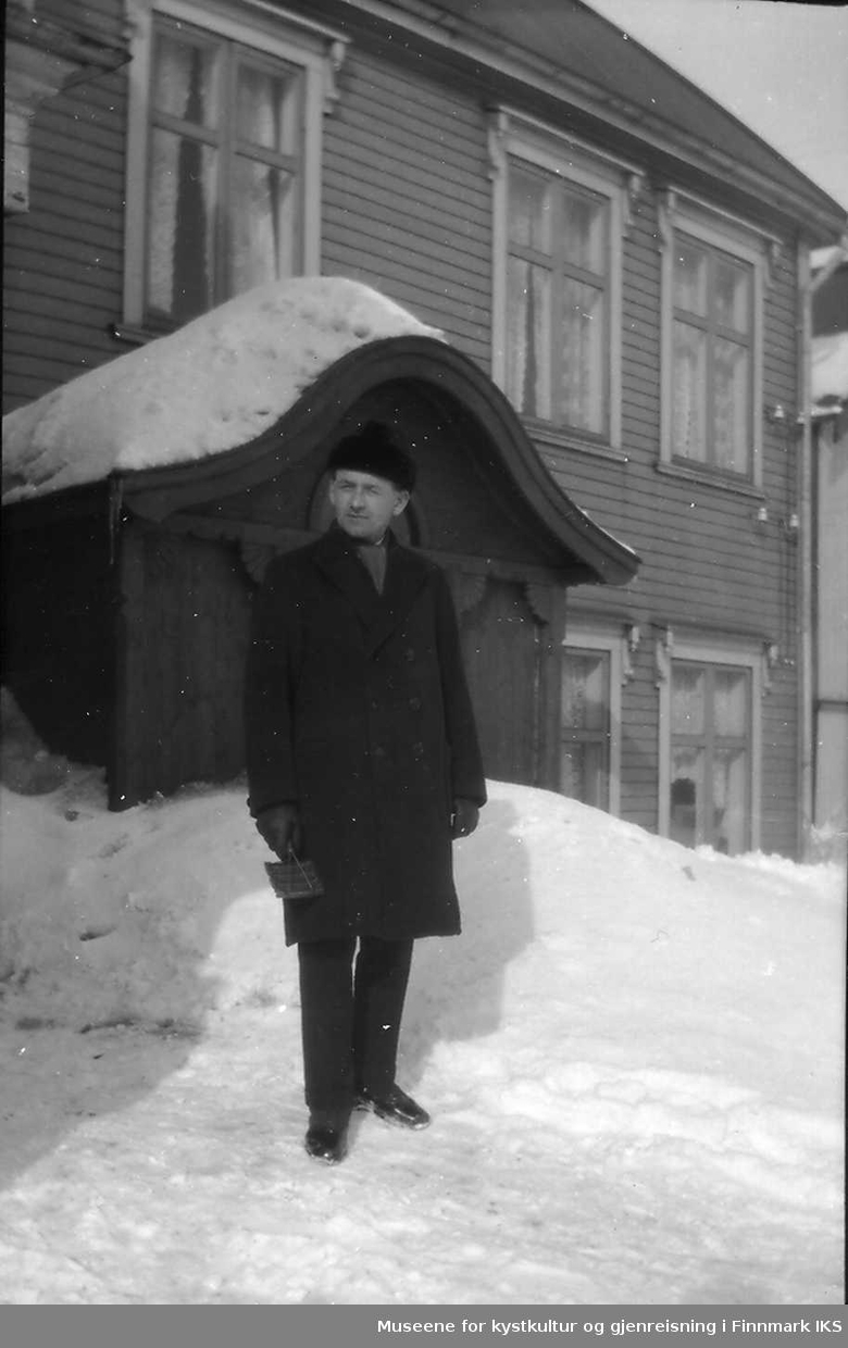 Margido Daldorff foran inngangspartiet på Andrea Daldorff-gården. Gården har buet inngang, tre kvister på fasaden mot Sandslettgaten, med utskjæringer på raftbordene og mønekam med smijernslister. Ca 1926