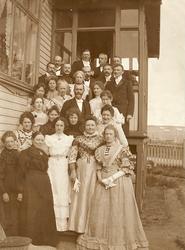 Prost Balkes sølvbryllup i 1902. Gjester stående ved trappa 