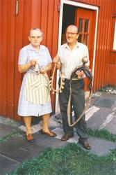 Ida og Alf Tuomainen viser framfor hesteutstyr utenfor Tuoma